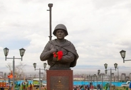 Памятник Герою Советского Союза Сенчихину П.Ф., Улан-Удэ, Железнодорожный район, Округ 2